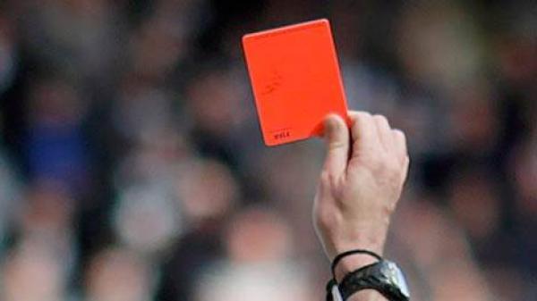 لاعب يُطرد بعد 90 ثانية من أول مباراة له