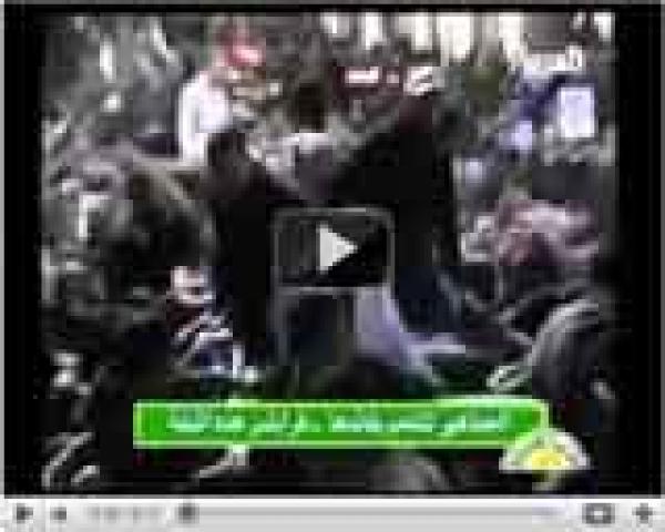 القذافي يخرج في مظاهرة لتأييد نفسه      