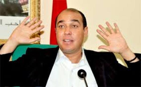 سبحان مبدل الأحوال .. أوزين مبقاش كيكول "هادشي اللي عطا الله" ، دابا كيهدر على الخيانة و فتح تحقيق