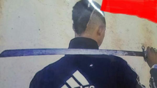 ضحية تشرميل الملقبين ب"السلايتي" و"السفينة" يصرح ل"أخبارنا" :" تكرفسو عليا وضربوني بسيف وكانو غا يقتلوني وها فاش تسببو ليا"