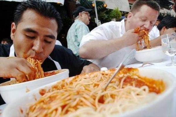 هذه هي الأخطار التي تواجه الأشخاص الذين يأكلون بسرعة