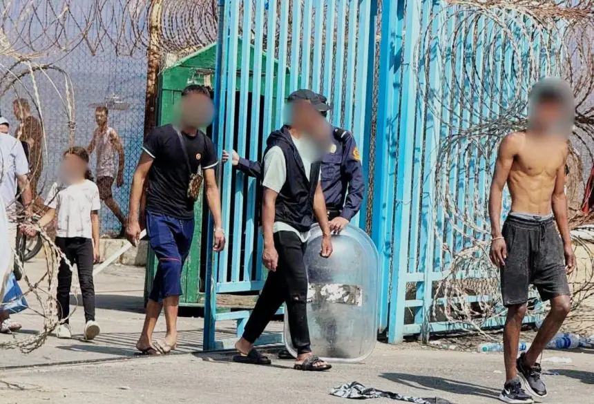 أخبار وطنيةبمن فيهم القاصرون.. إسبانيا تشرع في الإرجاع الفوري لجميع الوافدين إلى سبتة بتنسيق مع المغربقررت السلطات الإسبانية الشروع، بشكل فوري، في تنفيذ مسطرة الإرجاع الجماعي للمهاجرين غير الشرعيين الذين نفذوا عمليات اختراق للمياه المحيطة بمدينة سبتة. وحسب مصادر متطابقة، ستجري