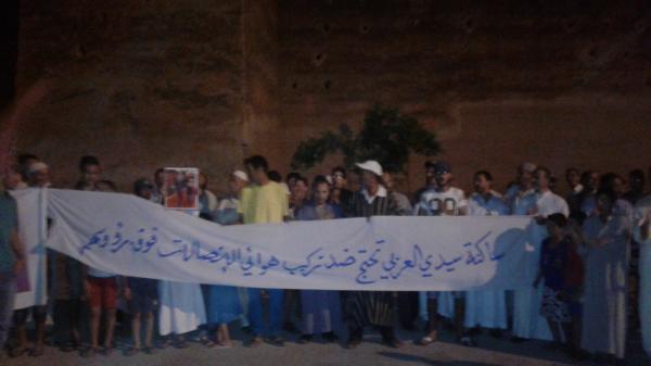 تارودانت : احتجاجات بعد صلاة التراويح للتنديد بمحاولة تركيب هوائي للاتصالات وسط تجمع سكني‏