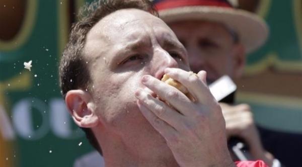 أمريكي يتناول 72 شطيرة هوت دوغ في 10 دقائق