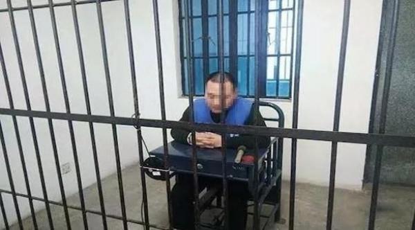 ايقاف رجل بتهمة انتحال شخصية ضابط شرطة لمدة 12 عاماً.