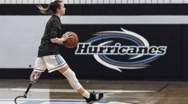 لاعبة محترفة لكرة السلة رغم فقدانها لإحدى ساقيها