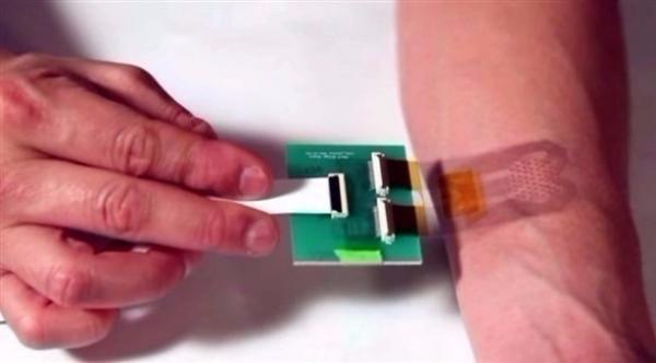 ضمادة إلكترونية لتحليل العرق البشري