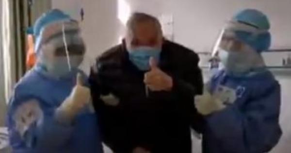 عالم فلك ذو 98 عاما يتعافى من فيروس كورونا ويخرج من المستشفى