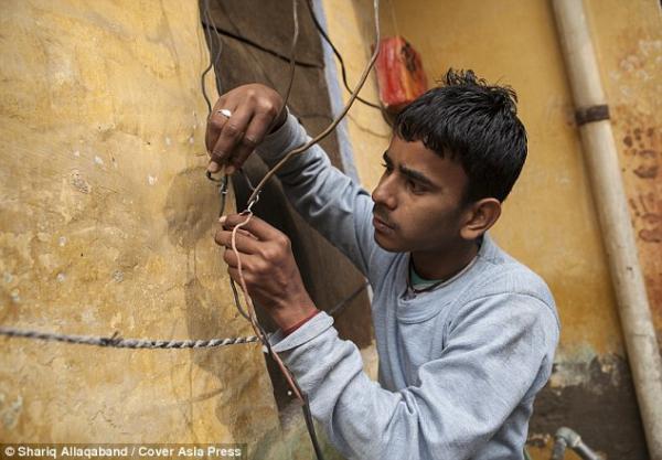 بالفيديو : مراهق هندي "يلتهم" الكهرباء