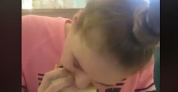 فتاة تلتهم ساندوتش ضخم في أقل من دقيقتين (فيديو)