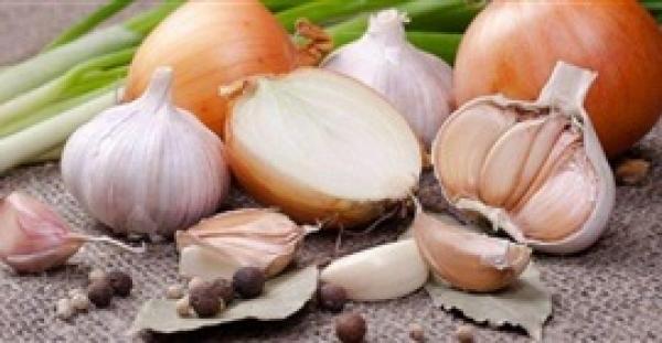 طريقة سهلة وطبيعية للتخلص من رائحة البصل والثوم