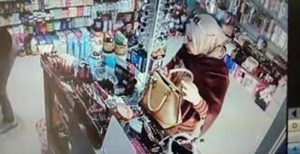 امرأة تسرق محل أدوات تجميل