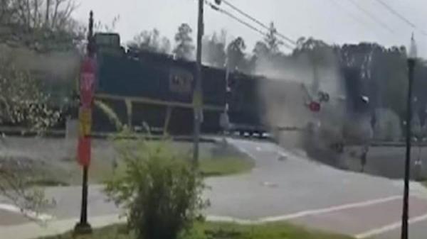 سائق شاحنة ينجو بأعجوبة لحظة اصطدامها بقطار(فيديو)