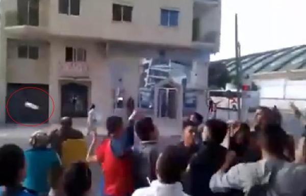 الناس صافي حماقت .. إمرأة ترمي بكأس زجاجي من الطابق الرابع على رأس أستاذ (فيديو)