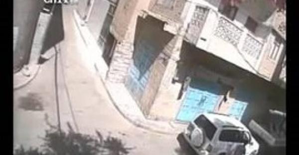 بالفيديو.. نجاة رجل من محاولة لسرقة حقيبة أمواله في نهار رمضان