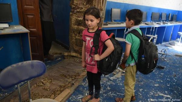 لتعليم بناته..أفغاني يقطع 12 كيلومتراً سيراً على قدميه