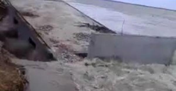 بالفيديو.. لحظة ابتلاع نهر لمنزل بالكامل