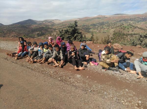 صور صادمة من مسيرة 100 كلم مشيا على الأقدام من جبال أزيلال الى بني ملال واغماءات الأطفال وتشقق الأقدام