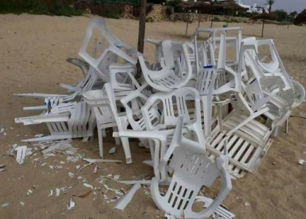 سابقة..السلطات تتدخل بالقوة وتُحرر شواطئ المضيق من مكتري المظلات و الكراسي بعد أن احتلوها بالكامل (صور)