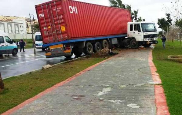 مؤلم... شاحنة من نوع "رموك" تدهس 3 تلميذات فوق الرصيف بطنجة