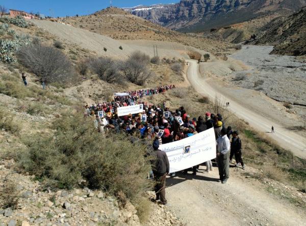بالفيديو...ساكنة أعالي جبال إنركي يدخلون في اعتصام مفتوح ويصرخون :" علاش جينا وحتاجينا ،على لكوليج لي بغينا"
