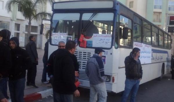 مع اقتراب الزيارة الملكية، سلطات تطوان تمهل عمال النقل الحضري المعتصمين يومين قبل استعمال القوة العمومية