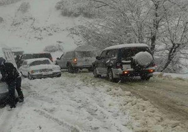 مواطنون محاصرون بفعل التساقطات الثلجية والوزارة تتحدث عن قطع 13 طريقا