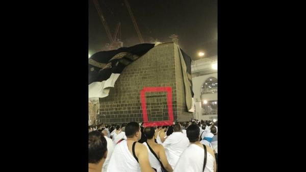 فيديو جديد ومهيب ..الرياح تزيل ستار الكعبة وتكشف عن أحد أسرارها الذي لا يعرفه أغلب المسلمين