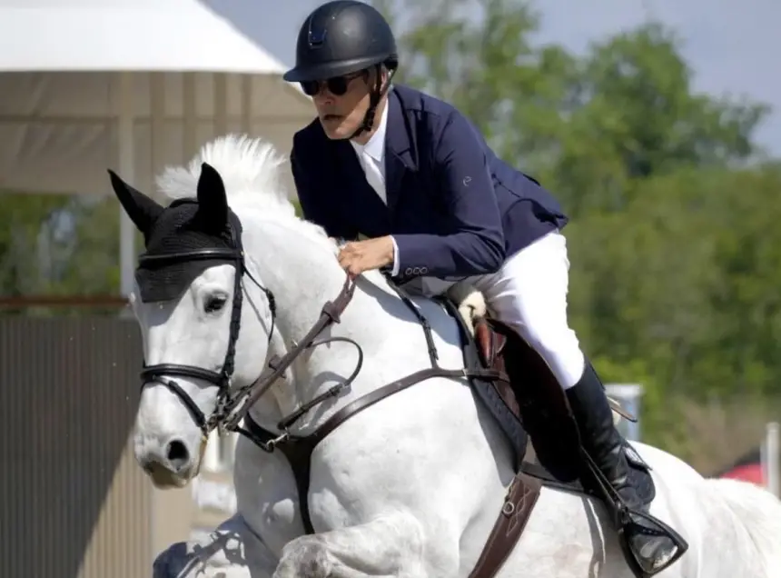 الأمير مولاي هشام يُصاب بكسر في الضلع إثر سقوطه في مسابقة للفروسية