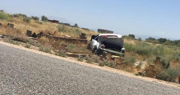 بالصورة: حتى الموتى مافلتوهمش..انقلاب سيارة وفرار صاحبها وتخريب عدد من القبور