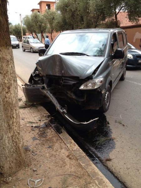 طيش... شاب مصاب بكسر في يده يقود سيارة ويصطدم بشجرة ببني ملال