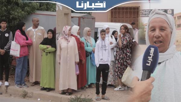 أمهات يرافقن بناتهن وأبنائهن لاجتياز امتحانات البكالوريا