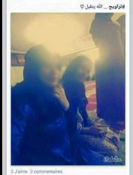 سيلفي لمصليات داخل مسجد يثير سخط نشطاء بالفيسبوك