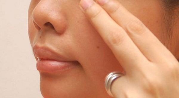 5 خطوات لعلاج انتفاخ العيون