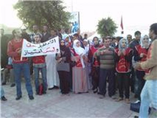 معطلو المصير يعتصمون أمام عمالة تزنيت بحضور عائلاتهم 