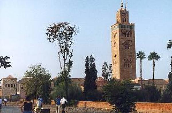 مهاجرون مغاربة يطلقون عيارات نارية بساحة مسجد الكتبية 