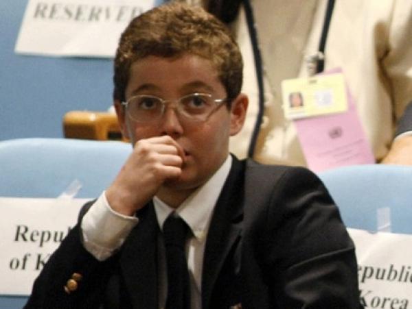 ساركوزي يعتذر لشرطية قذفها ابنه بقطعة طماطم