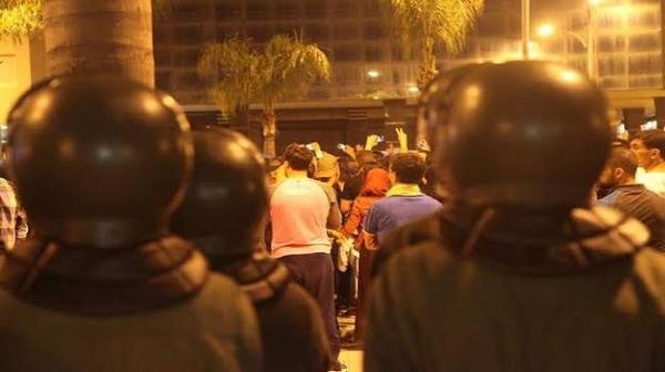 برلماني: السلطات الأمنية بطنجة استعانت بالشمكارة لتفريق المحتجين و عنفت النساء و الأطفال (فيديو)