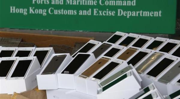 اعتقال صيني حاول تهريب "آي فون 6" في ثيابه الداخلية