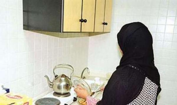 رجل ينتحل شخصية امرأة ويعمل " خادمة " في منزل عائلة كويتية لمدة عام