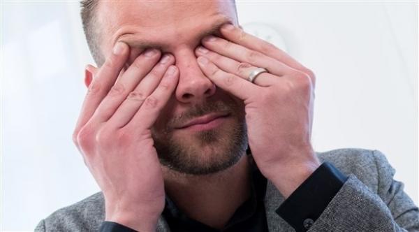 ما أسباب رعشة الجفن؟