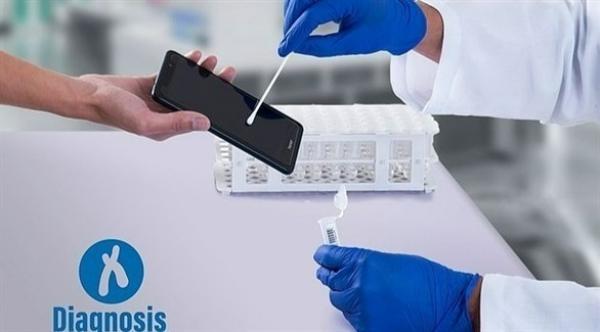 باحثون يطورون تقنية جديدة للكشف عن فيروس كورونا عن طريق مسحة الهاتف