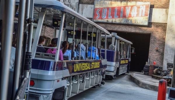 حادث قطار سياحي في "يونيفرسال ستوديوز" يخلف 15 جريحًا