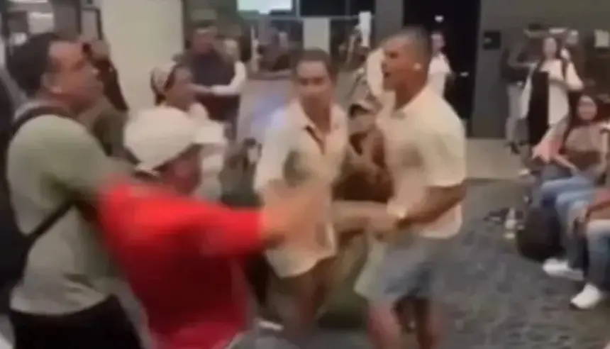 فيديو صادم في مطار.. رجل يعتدي على راكبة بسبب مقعد بجوار زوجته