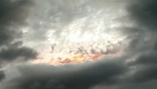 لقطات محيرة لجسم غامض يحترق وراء الغيوم (فيديو)