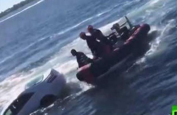 إنقاذ رجل سقطت سيارته في مياه خليج المكسيك بولاية فلوريدا