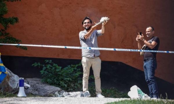 استفزاز مقصود للمسلمين في عيد الأضحى.. شاب عراقي يحرق نسخة من القرآن الكريم بترخيص من الشرطة السويدية(فيديو)