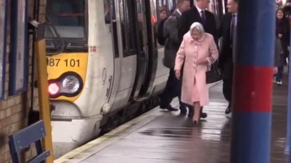 ملكة بريطانيا تستخدم المواصلات العامة في السفر لقضاء عطلة عيد الميلاد