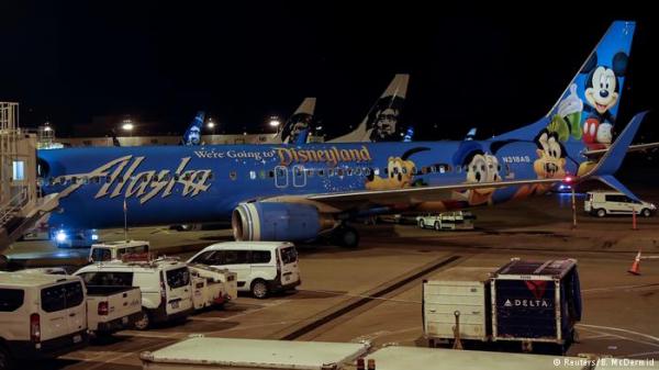 موظف في شركة طيران يسرق طائرة ويقوم بأعمال بهلوانية في الجو