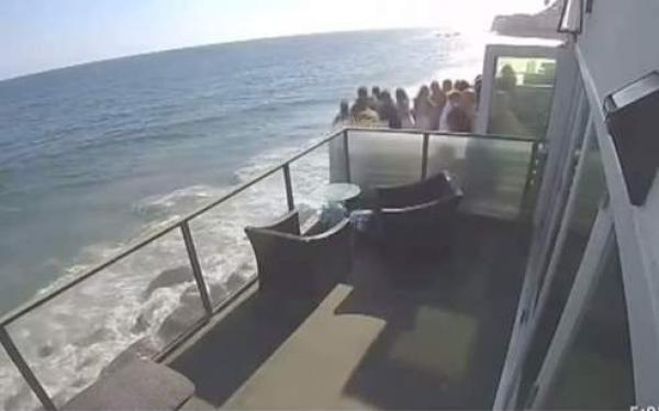 انهيار شرفة منزل بها 15 شخصا يحتفلون بعيد ميلاد (فيديو)